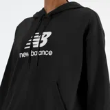 Canguro negro de algodón con capucha y bolsillo tipo canguro. Estampado frontal con el logo de New Balance en blanco.