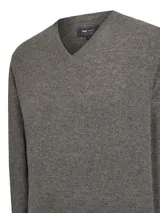 Sweater de punto con cuello en V y manga larga, confeccionado en una mezcla de lana extra fina y cashmere. Presenta un diseño clásico de calce regular con acabado texturizado.