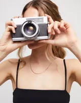 Collar dorado de doble cadena fina, con dije de flor.