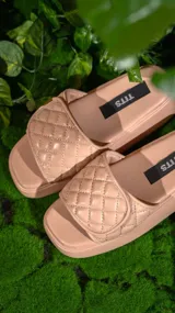 Sandalias bajas color beige con plataforma y tira ancha acolchada con diseño de rombos.