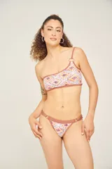 Conjunto de bikini color ocre, compuesto por un corpiño tipo top deportivo y una bombacha clásica.