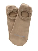 Medias invisibles color beige, diseñadas para usar con zapatillas, con refuerzo en el empeine y talón.