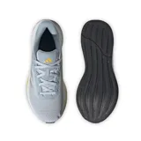 Championes de running Adidas Response color gris claro con detalles plateados y suela blanca con detalles en amarillo y negro. Presentan las tres tiras clásicas de Adidas en los laterales y capellada de malla transpirable.
