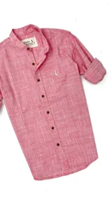 Camisa salmón de algodón con cuello mao y mangas largas con puños abotonados.