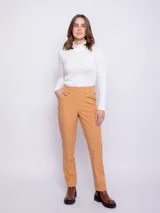 Pantalón de vestir color ocre, de corte recto, con bolsillos laterales y traseros. Se ajusta a la cintura con elástico en la parte trasera.