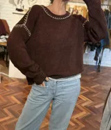 Sweater tejido de mohair color naranja con bordados en cuello y puños.