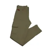 Pantalón cargo azul marino con bolsillos laterales y traseros, de corte ajustado.