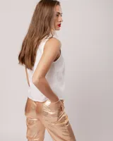 Musculosa blanca de lino con escote en V y detalle drapeado en el centro.