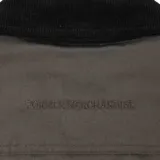 Campera verde oliva con cuello de pana negro, cierre frontal con cremallera y logo bordado en el pecho.