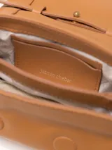 Bandolera pequeña de cuero vacuno negro con correa larga regulable para usar al hombro o cruzada. Cierre con imanes ocultos y aplique metálico dorado con forma de candado. Interior forrado con dos divisiones y bolsillo con tarjetero.