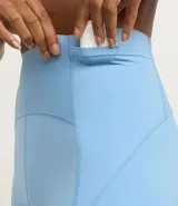 Bermuda ciclista deportiva de tiro alto, color celeste claro, ajustada al cuerpo.