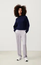 Sweater tejido verde esmeralda de alpaca y lana, con cuello redondo y mangas abullonadas.