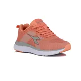 Championes deportivos Diadora modelo Vigata para mujer, color coral/naranja con detalles en gris y blanco. Presentan capellada de tejido de punto transpirable y suela gruesa blanca con capa gris.