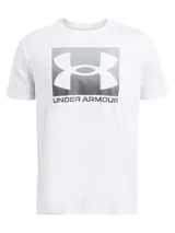 Remera de manga corta Under Armour, color blanco, con cuello redondo acanalado y estampado gráfico frontal con el logo de la marca en un recuadro gris.