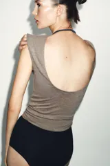 Top sin mangas color marrón topo, de corte ajustado, con cuello redondo y espalda descubierta.