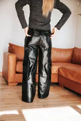 Pantalón cargo colorado de tela brillante con elástico en la cintura y bolsillos con solapa.