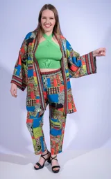 Pantalón largo con estampado de bloques geométricos y paisley en tonos azul, rojo, verde y negro.