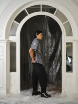 Pantalón de jean negro de corte amplio, inspirado en las bombachas de campo, con costuras a contratono en color azul y bolsillos Temblad.