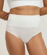 Bombacha de tiro alto confeccionada en poliamida seamless con textura acanalada y cintura elástica.