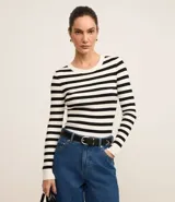 Suéter de punto con cuello redondo y rayas horizontales blancas y negras.