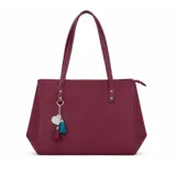 Cartera tipo shopper color bordó de diseño estructurado, con doble asa de hombro y cierre superior. Incluye un llavero colgante con un dije en forma de corazón plateado y borlas de flecos en tonos bordó y turquesa.