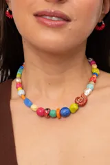 Collar corto de cuentas multicolor que incluye cuentas de cerámica, acrílico, cristales checos, perlas y piedras naturales, con dije central en forma de caracol terracota.