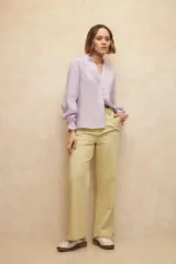 Pantalón negro de vestir, de corte recto y tiro alto, con pinzas y bolsillos laterales.