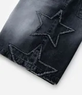Bermuda de jean color gris oscuro con efecto de lavado, corte baggy relaxed. Presenta apliques de estrellas deshilachadas en los laterales y ruedo deshilachado. Tiene cintura con trabillas y cierre tradicional.