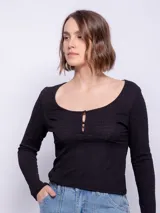 Top de manga larga ceñido al cuerpo, color negro, con escote bote pronunciado y detalle de botones forrados en el centro del pecho.
