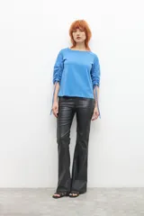 Remera celeste de algodón con escote bote y mangas 3/4 de poplin fruncidas con lazos.