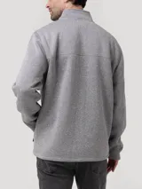 Polar de hombre color gris robusto, con cuello alto y cierre frontal. Presenta un bolsillo vertical con cierre en el pecho y bolsillos laterales con cierre. El tejido es de punto jaspeado.