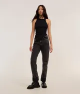 Pantalón recto de jean negro con bolsillos delanteros y traseros.