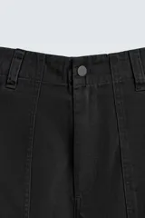 Pantalón de corte recto confeccionado en tejido de algodón con estructura diagonal. Presenta cintura ajustable en los laterales con trabillas, bolsillos delanteros tipo cargo y bolsillos traseros con solapa. Cierre frontal con cremallera y botón.