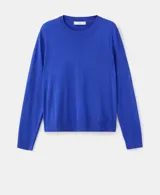 Jersey Lucca confeccionado en tejido de punto fino color azul, de diseño recto con cuello redondo y manga larga.