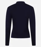Blusa azul marino de mangas largas, confeccionada en rib con viscosa, cuello alto y perlas artificiales aplicadas en los hombros.