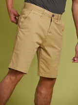 Bermuda color beige con bolsillos laterales y traseros.