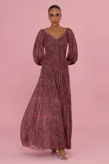 Vestido largo Patbo confeccionado en lurex marrón con estampa Rose Mirage, escote en V fruncido al centro, mangas abullonadas tres cuartos y falda amplia con movimiento.