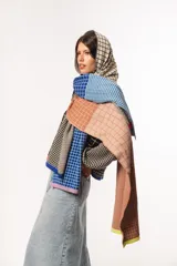 Bufanda tejida a crochet con diseño a cuadros en celeste y azul.