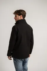 Campera negra de neopreno con cierre frontal y cuello alto.