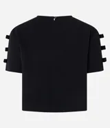 Blusa de crepé color negro, con cuello redondo, cierre tipo gota en la espalda y mangas cortas decoradas con apliques de lazos laterales.