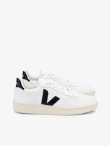 Zapatillas urbanas Veja V-10 de cuero blanco con logo lateral en forma de "V" color negro y refuerzo trasero en cuero negro.