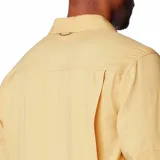 Camisa de manga larga Columbia modelo Silver Ridge, color amarillo, con cuello clásico, cierre frontal de botones, dos bolsillos en el pecho y sistema de ventilación en la espalda.