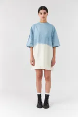 Remerón oversize de corte recto y mangas cortas, con diseño bicolor degradado en tonos celeste y blanco, y cuello redondo alto.