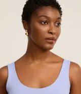 Blusa musculosa color gris claro, con escote en U y breteles anchos. Confeccionada en poliamida y poliéster.