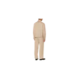 Camisa de abrigo beige de manga larga con cuello camisero, cierre frontal oculto con botones y dos bolsillos delanteros con solapa.