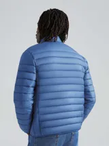 Campera puffer color beige con cierre frontal y bolsillos laterales.