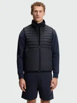 Chaleco acolchado Boss modelo Urbanex, color negro, con cierre frontal completo, cuello alto y diseño híbrido con paneles horizontales en la parte superior.