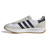 Championes Adidas Run70s 2.0, color blanco con detalles en negro y beige.