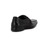 Zapato de vestir negro con hebilla metálica decorativa.