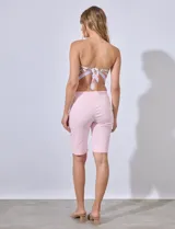 Bermuda color verde militar en gabardina elastizada, marca Ruby Rd. Pretina ancha elastizada. Delantera con bolsillos simulados. Trasera con bolsillos aplicados.